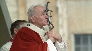 Nhân lễ Kính thánh Giáo hoàng Gioan Phaolô II, Đức Mẹ khuyên tôi hãy noi gương ngài ở điểm sau đây: Cha Thánh là con người cầu nguyện