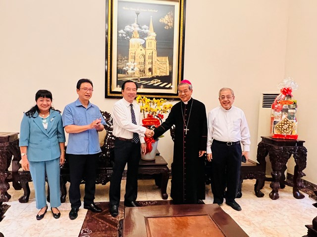 Ông Ngô Sách Thực và đoàn công tác chúc mừng Đức tân Chủ tịch Hội đồng Giám mục Việt Nam.