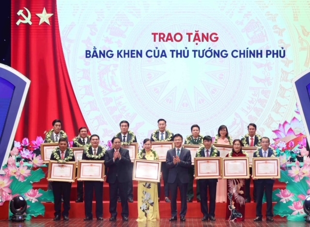 Thủ tướng Chính phủ Phạm Minh Chính và Bộ trưởng Bộ Tư pháp Lê Thành Long trao tặng Bằng khen của Thủ tướng Chính phủ cho các tổ chức, cá nhân đạt thành tích xuất sắc qua 10 năm hưởng ứng Ngày Pháp luật Việt Nam trên cả nước. 