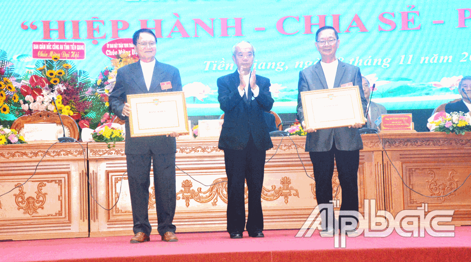 Linh mục Phan Đình Sơn trao Bằng khen của Trung ương Ủy ban Đoàn kết Công giáo Việt Nam tặng Ủy ban Đoàn kết Công giáo tỉnh Tiền Giang.