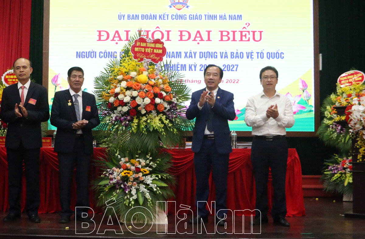 Phó Chủ tịch Ủy ban Trung ương MTTQ Việt Nam Ngô Sách Thực tặng hoa chúc mừng đại hội.