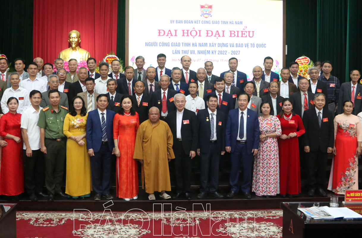 Các đại biểu chụp ảnh lưu niệm cùng các vị ủy viên Ủy ban Đoàn kết công giáo tỉnh nhiệm kỳ 2022- 2027 ra mắt trước đại hội