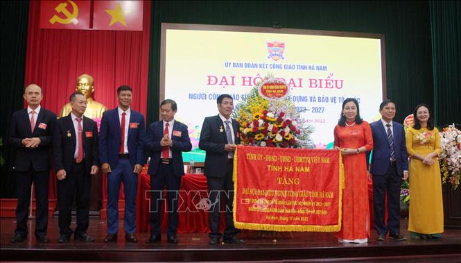 Tỉnh ủy, HĐND, UBND, Ủy ban MTTQ tỉnh Hà Nam tặng Bức trướng chúc mừng Đại hội. 