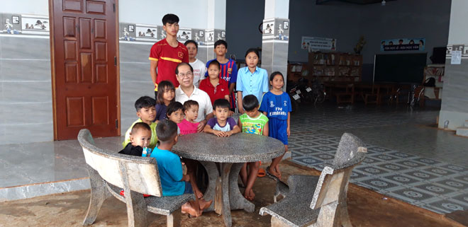 Ông Đinh Minh Nhật hiện đang là cha nuôi của 131 đứa con.