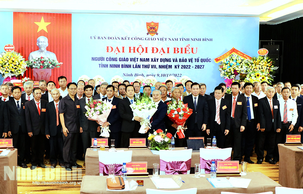 Các vị lãnh đạo Trung ương, lãnh đạo tỉnh và đại biểu chụp ảnh cùng các Ủy viên Ủy ban Đoàn kết Công giáo tỉnh Ninh Bình khóa VII, nhiệm kỳ 2022 - 2027. 