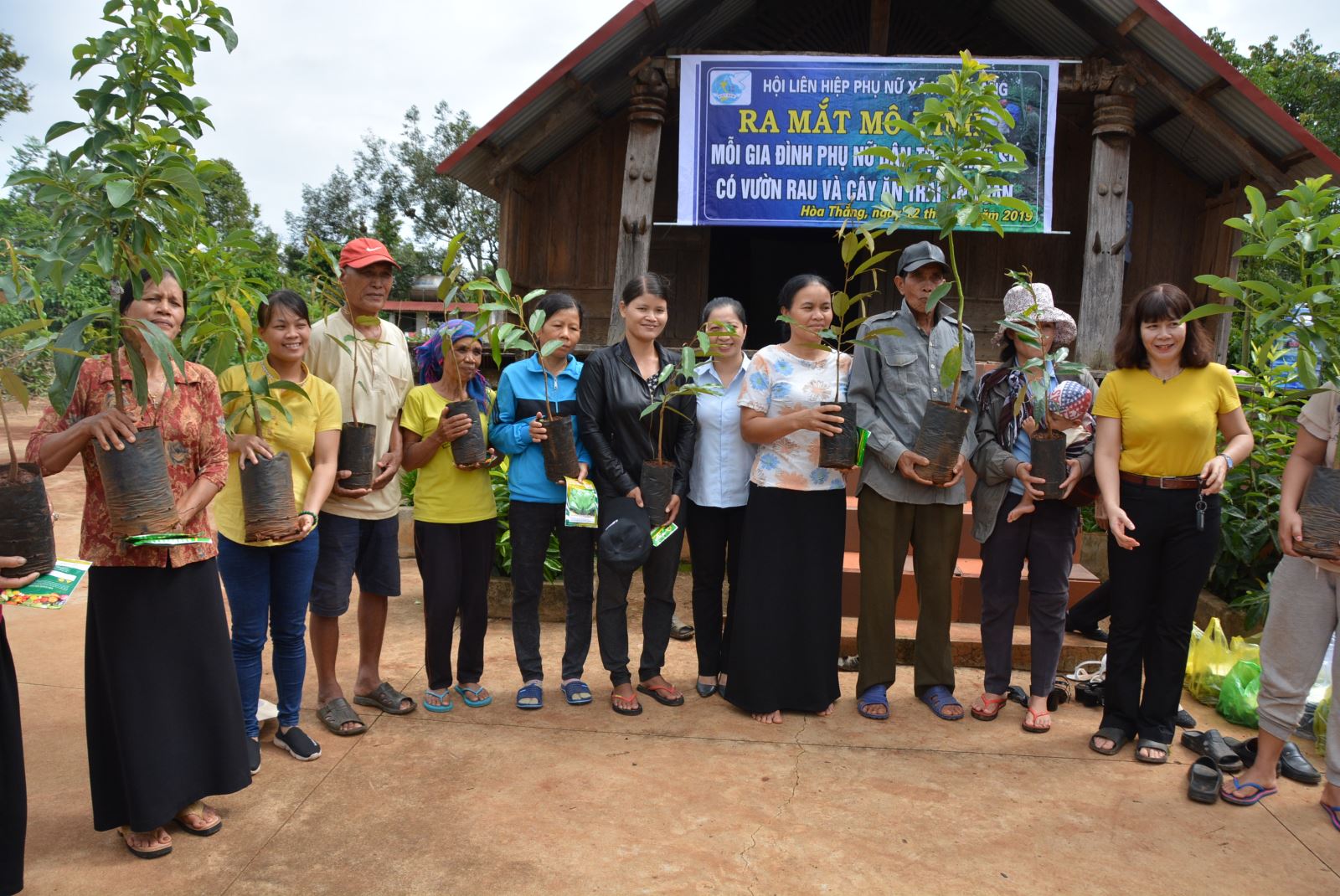 Hỗ trợ cây giống cho đồng bào dân tộc thiểu số phát triển sản xuất tại xã Hoà Thắng, TP.Buôn Ma Thuột, Đắk Lắk