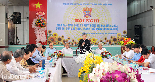  Linh mục Trần Xuân Thảo, Phó Chủ tịch Trung ương Ủy ban đoàn kết Công Giáo Việt Nam, Chủ tịch Ủy ban đoàn kết Công giáo Việt Nam tỉnh phát biểu tại hội nghị