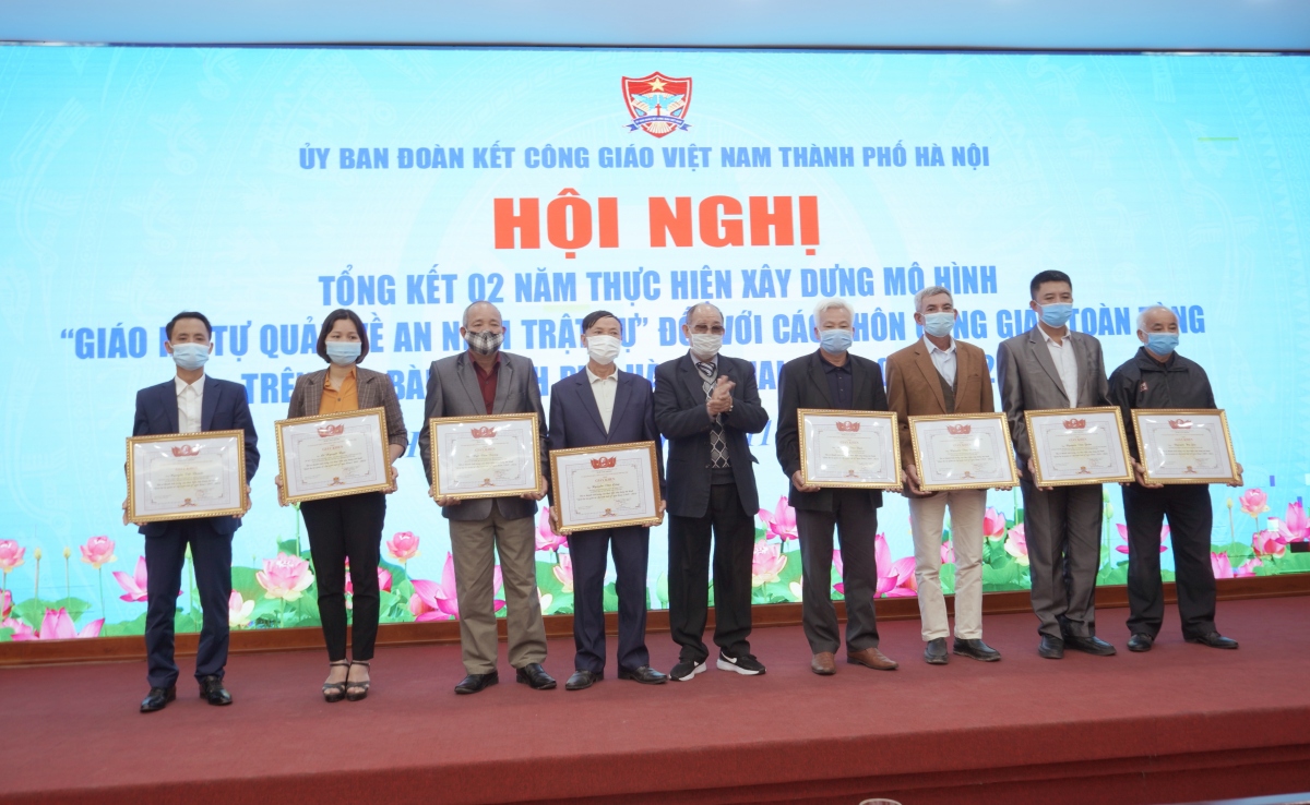 UBĐKCGVN Thành phố Hà Nội tặng Bằng khen cho tập thể và cá nhân xuất sắc.