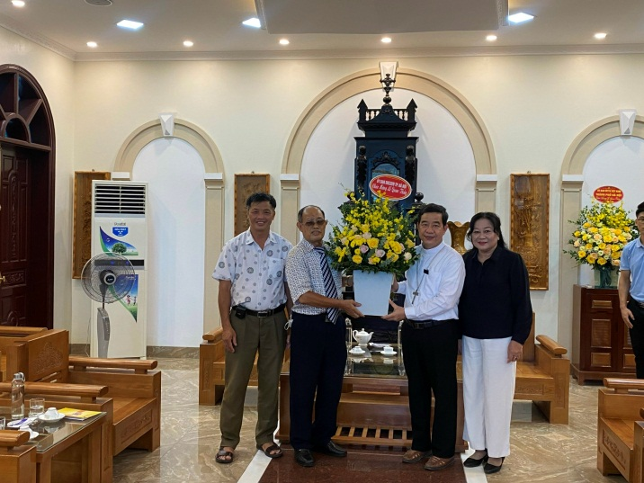Đoàn UBĐKCGVN Thành phố Hà Nội chúc mừng Quan thày Đức Giám mục giáo phận Hưng Hóa Đaminh Hoàng Minh Tiến năm 2022. 