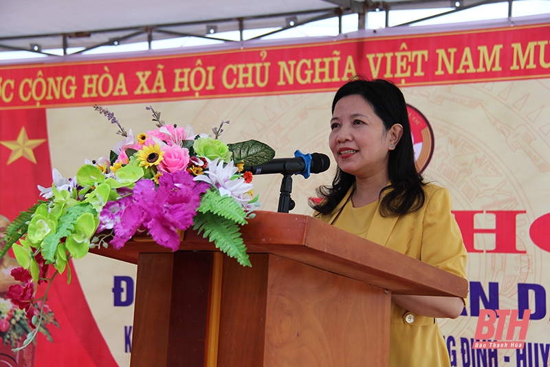  Bà Phạm Thị Thanh Thủy, Trưởng Ban Dân vận Tỉnh ủy, Chủ tịch Ủy ban MTTQ tỉnh phát biểu tại ngày hội.