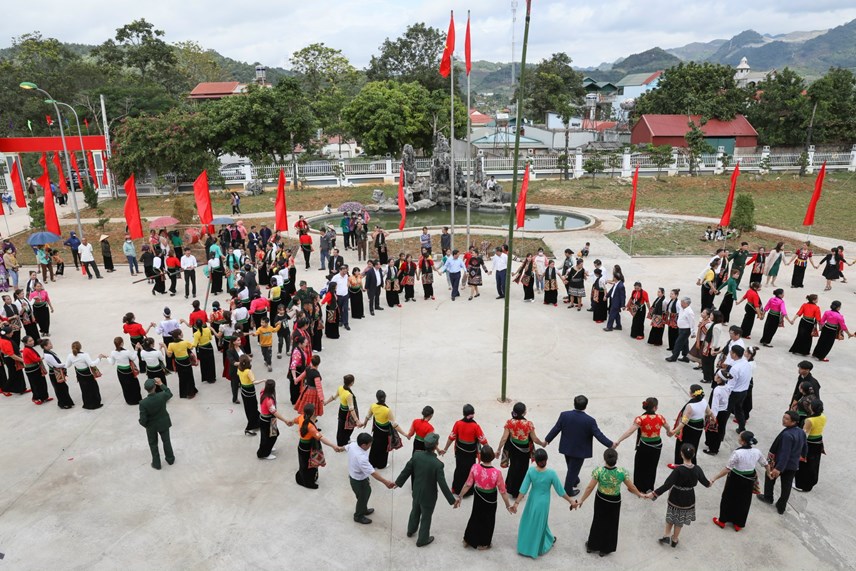 Quang cảnh phần hội trong Ngày hội Đại đoàn kết tại xã Mường Sang huyện Mộc Châu.