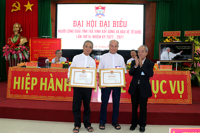 Linh mục Phan Đình Sơn, Phó Chủ tịch UBĐKCG Việt Nam trao bằng khen của BĐKCG Việt Nam cho tập thể, cá nhân.
