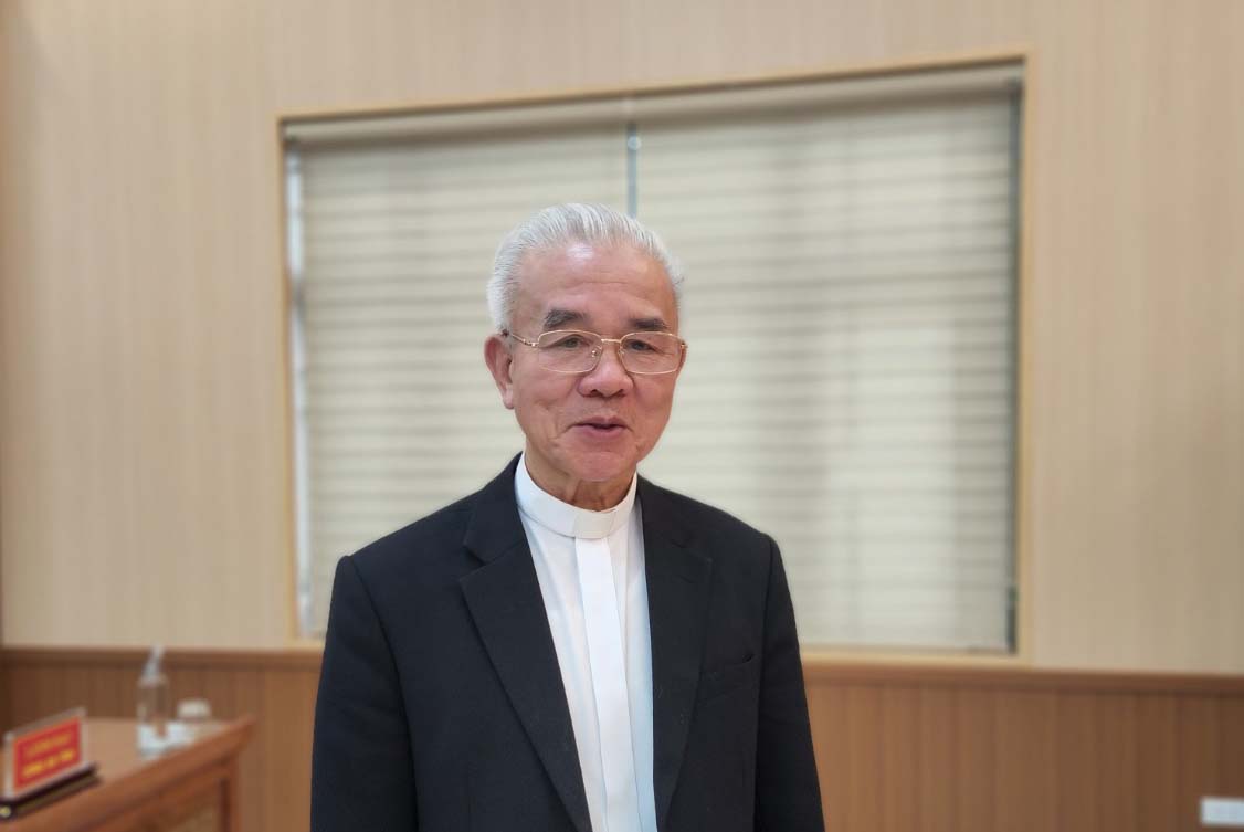 Linh mục Giuse Trần Xuân Mạnh trao đổi về thi đua yêu nước trong đồng bào Công giáo Hà Nội. 