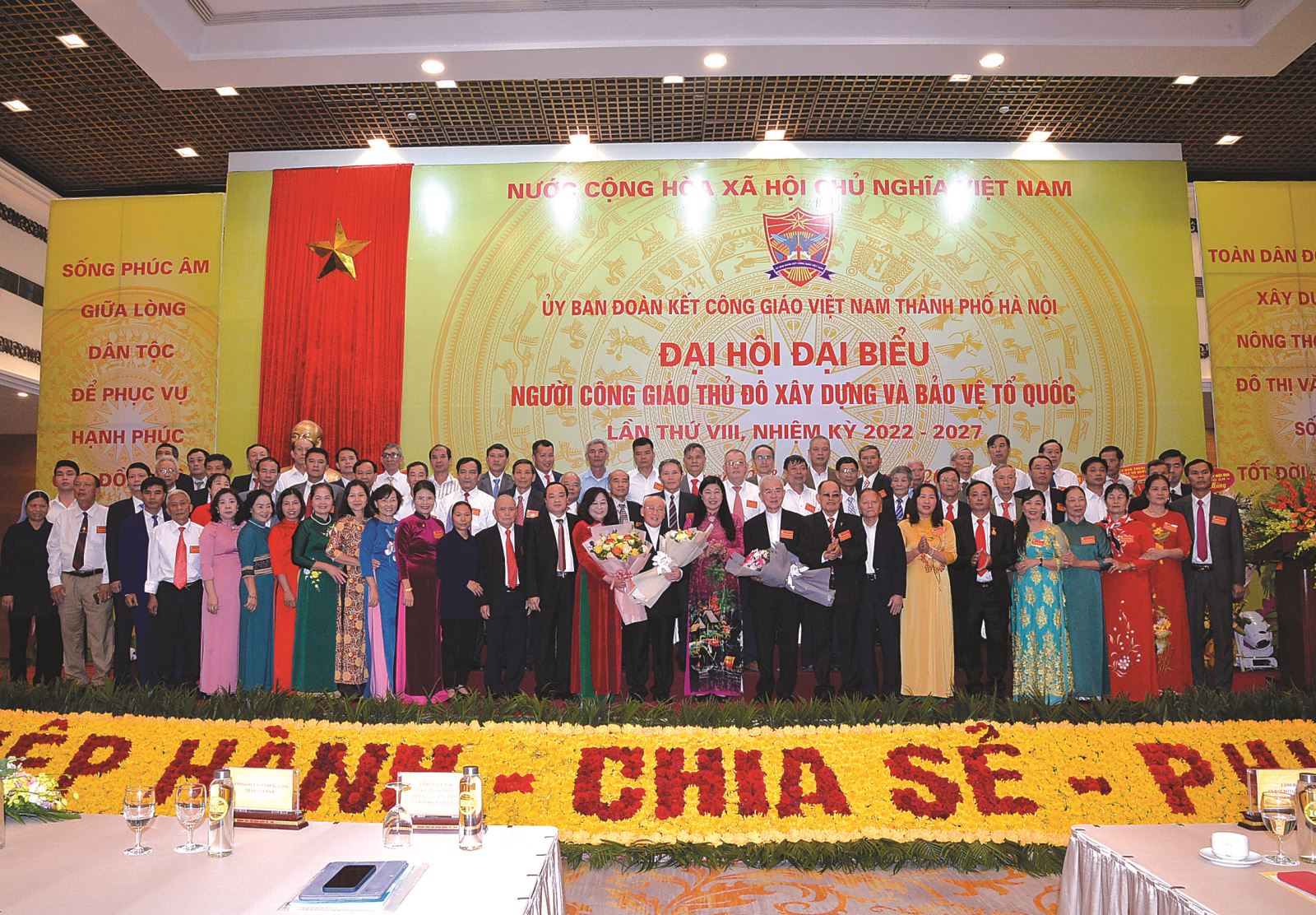 Các Ủy viên Ủy ban Đoàn kết Công giáo Việt Nam thành phố Hà Nội nhiệm kỳ 2022-2027 ra mắt đại hội.