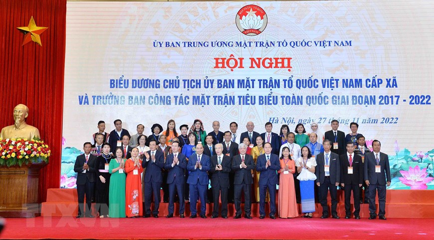 Lãnh đạo Đảng, Nhà nước, Ủy ban Trung ương MTTQ Việt Nam chụp ảnh lưu niệm cùng các đại biểu tại Hội nghị biểu dương
