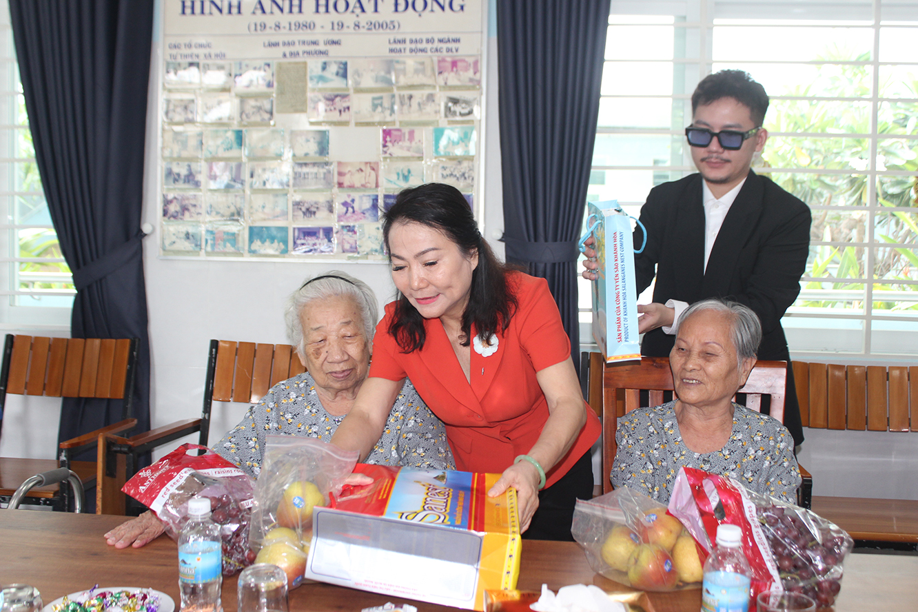 Công ty TNHH Tâm Hương thăm, tặng quà tri ân các dưỡng lão viên là người có công