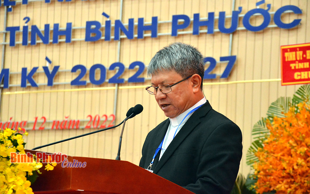 Linh mục Trương Hồng Chương báo cáo tổng kết phong trào thi đua yêu nước trong đồng bào Công giáo tỉnh Bình Phước nhiệm kỳ 2017-2022; đề ra mục tiêu, nhiệm vụ nhiệm kỳ 2022-2027