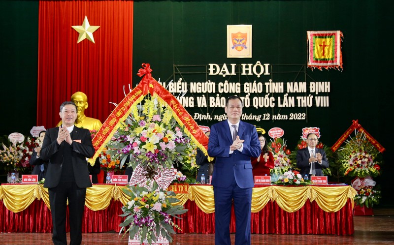 Ông Lê Quốc Chỉnh, Phó Bí thư Thường trực Tỉnh ủy Nam Định, Chủ tịch HĐND tỉnh (phải) tặng hoa chúc mừng Đại hội.