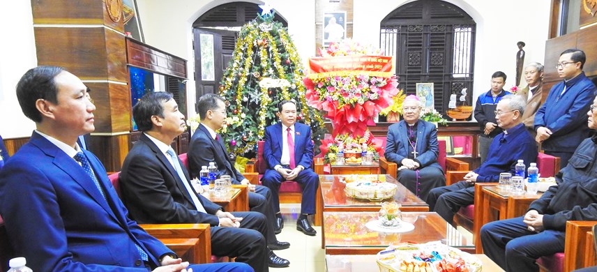Phó Chủ tịch Thường trực Quốc hội Trần Thanh Mẫn và Phó Chủ tịch UBTƯ MTTQ Việt Nam Phùng Khánh Tài chúc mừng Giáng sinh 2022 tại Tòa Giám mục Đà Nẵng.