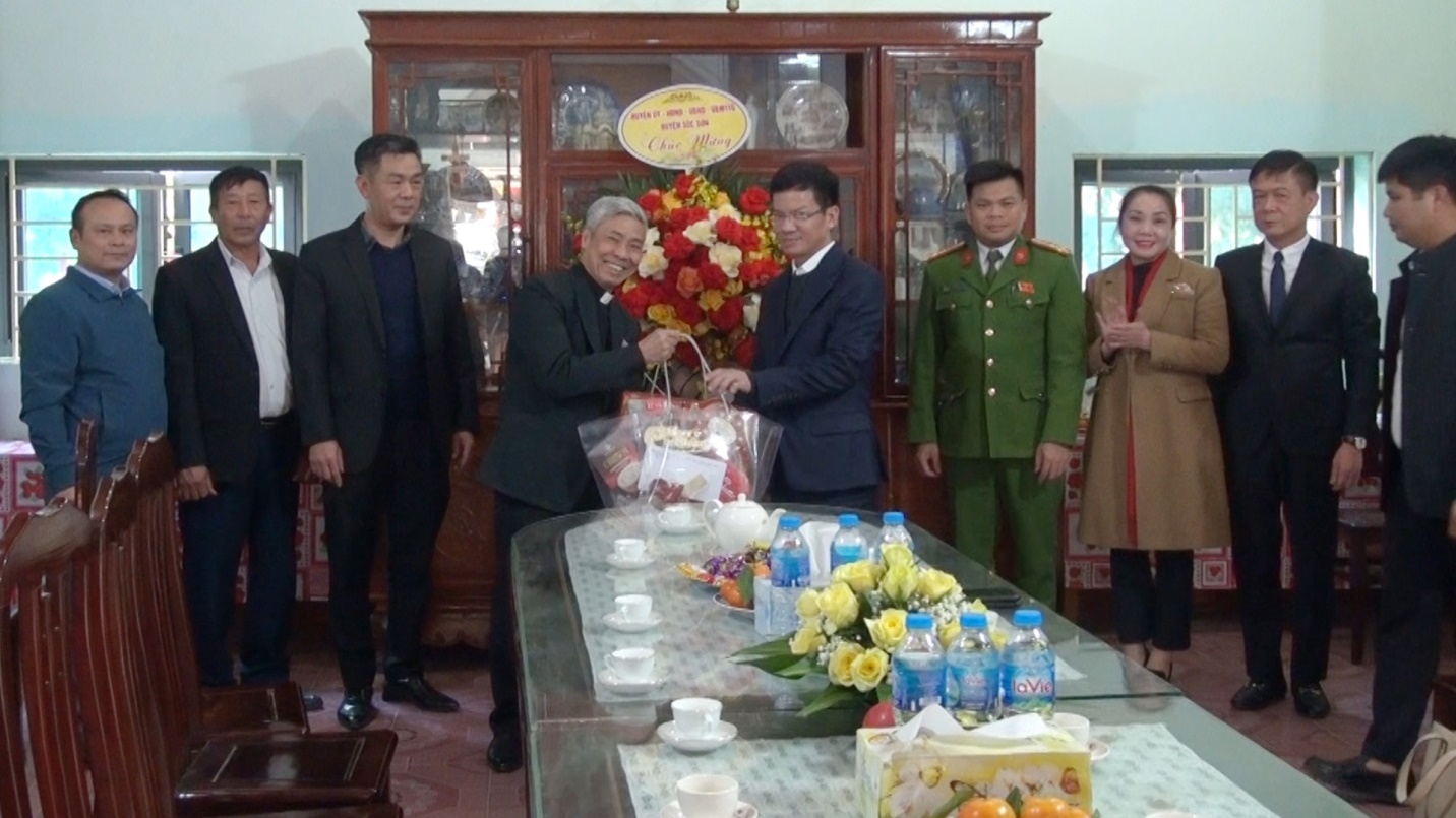Bí thư huyện uỷ Sóc Sơn Bùi Duy Cường cùng các vị trong đoàn thăm, tặng quà đồng bào Công giáo nhân Giáng sinh năm 2022