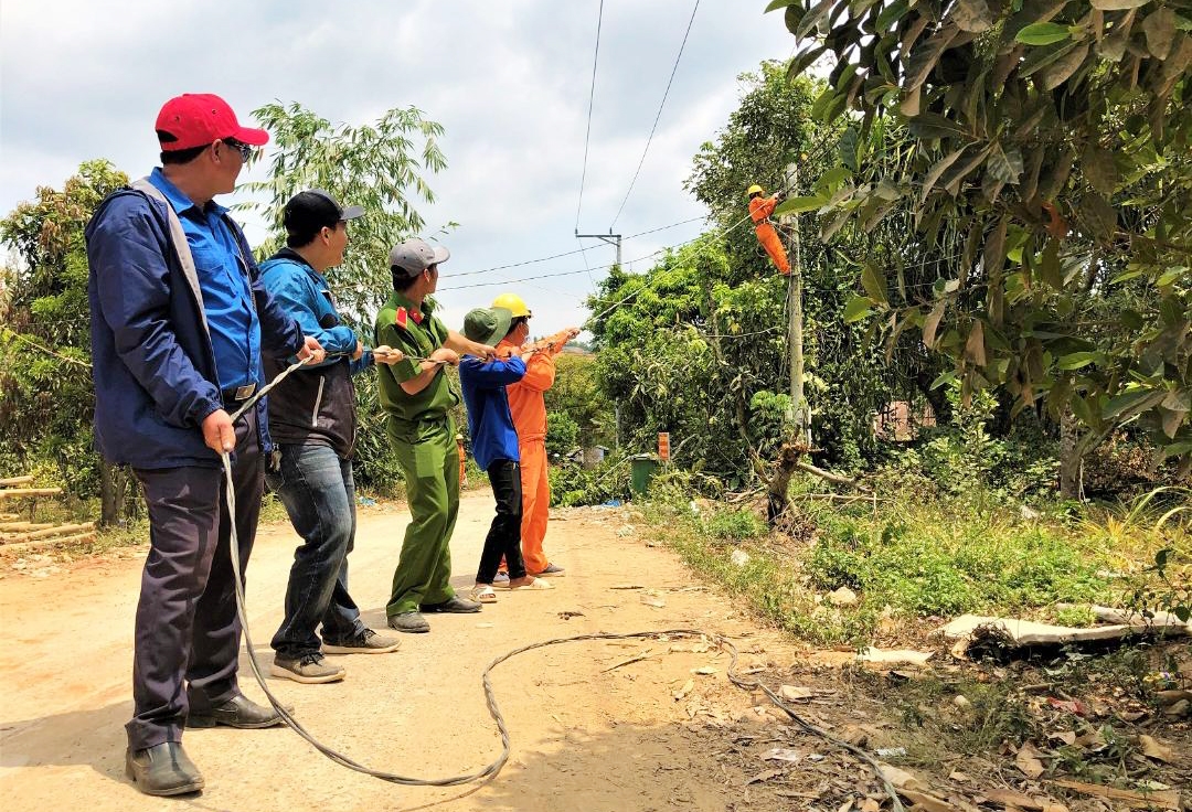 Cở sở hạ tầng vùng đồng bào DTTS và miền núi tỉnh Khánh hòa đã được đầu tư đồng bộ. (Trong ảnh: Công trình “Thắp sáng đường quê” ở thôn Bình Sơn, xã Sơn Bình, huyện Khánh Sơn 