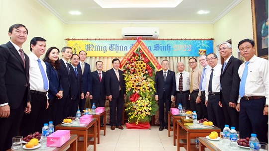 Phó Thủ tướng Thưởng trực Chính phủ Phạm Bình Minh đến thăm Tổng Liên hội Hội thánh Tin Lành Việt Nam (miền Nam), chúc mừng Mục sư Thái Phước Trường (phải), Hội trưởng Hội Thánh Tin Làn Việt Nam (miền Nam), nhân dịp Giáng sinh 2022 và Năm mới 2023. 