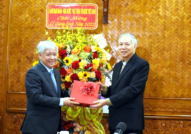 Bí thư Trung ương Đảng, Chủ tịch Ủy ban Trung ương MTTQ Việt Nam Đỗ Văn Chiến tặng quà Đức Giám mục chính tòa Giáo phận Kon Tum Aloisiô Nguyễn Hùng Vị 