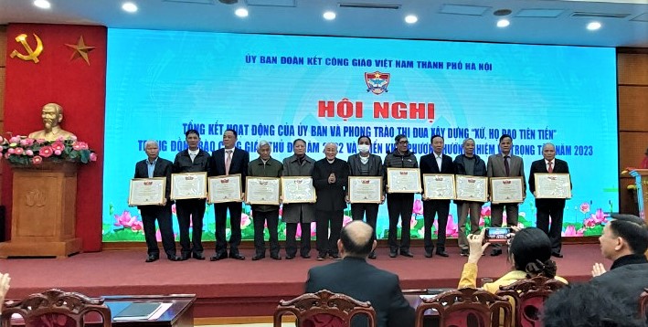 Ủy ban Đoàn kết Công giáo Việt Nam thành phố Hà Nội trao tặng Giấy khen cho các tập thể.