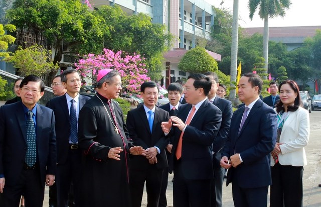 Phó Thủ tướng Thường trực Chính phủ Phạm Bình Minh trò chuyện cùng Đức Giám mục Tôma Vũ Đình Hiệu 