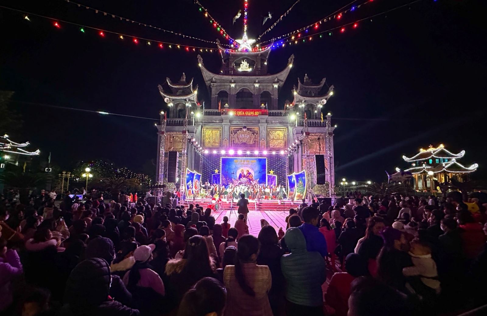 Rất đông người đã tập trung trước nhà thờ Giáp Nam (Hải Phương, Hải Hậu, Nam Định) theo dõi chương trình văn nghệ mừng Giáng sinh (Ảnh: Mạnh Quân).