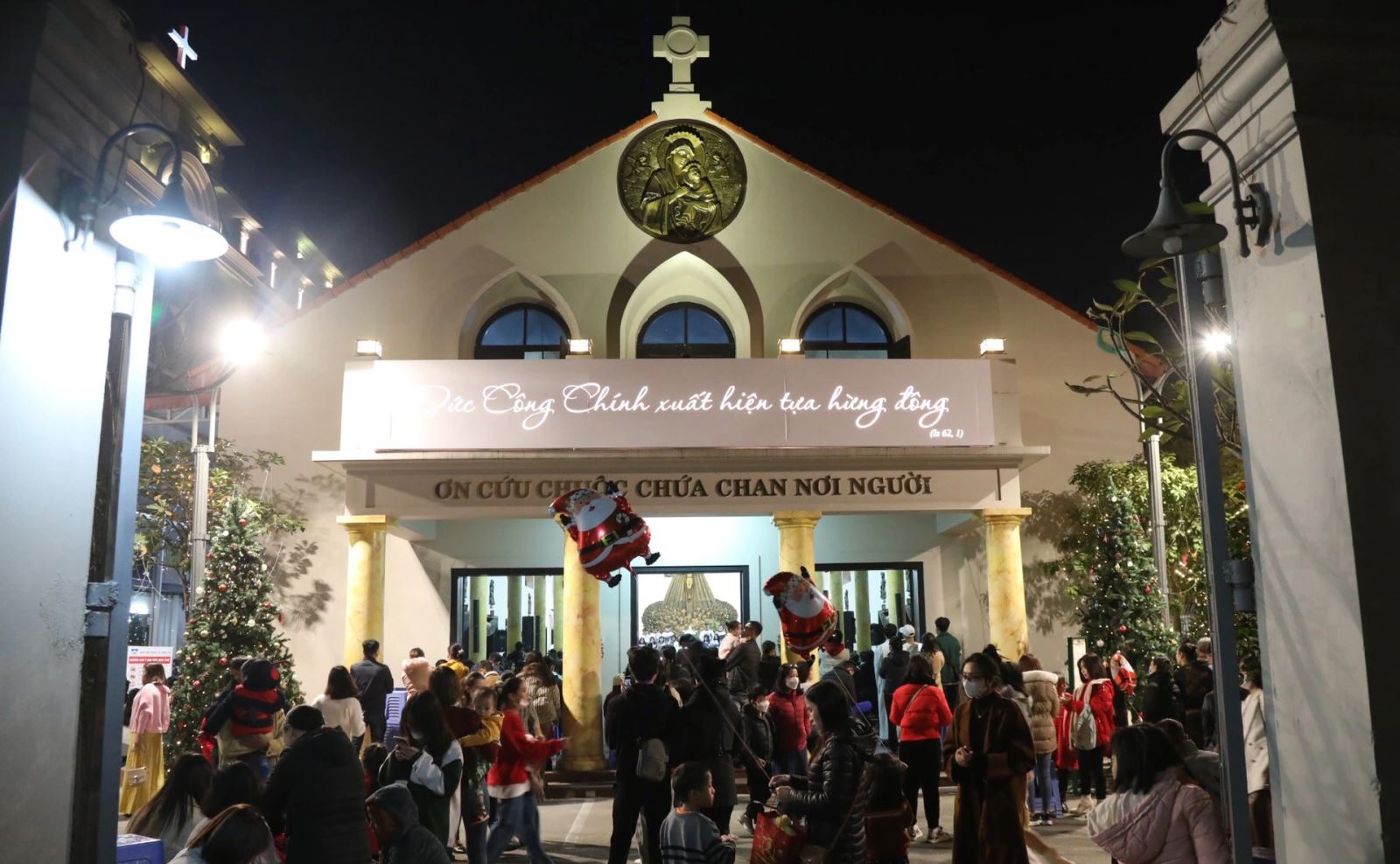 Khu vực nhà thờ giáo xứ Thái Hà đón khá đông giáo dân đến làm lễ trong trật tự và an lành (Ảnh: Hữu Nghị).