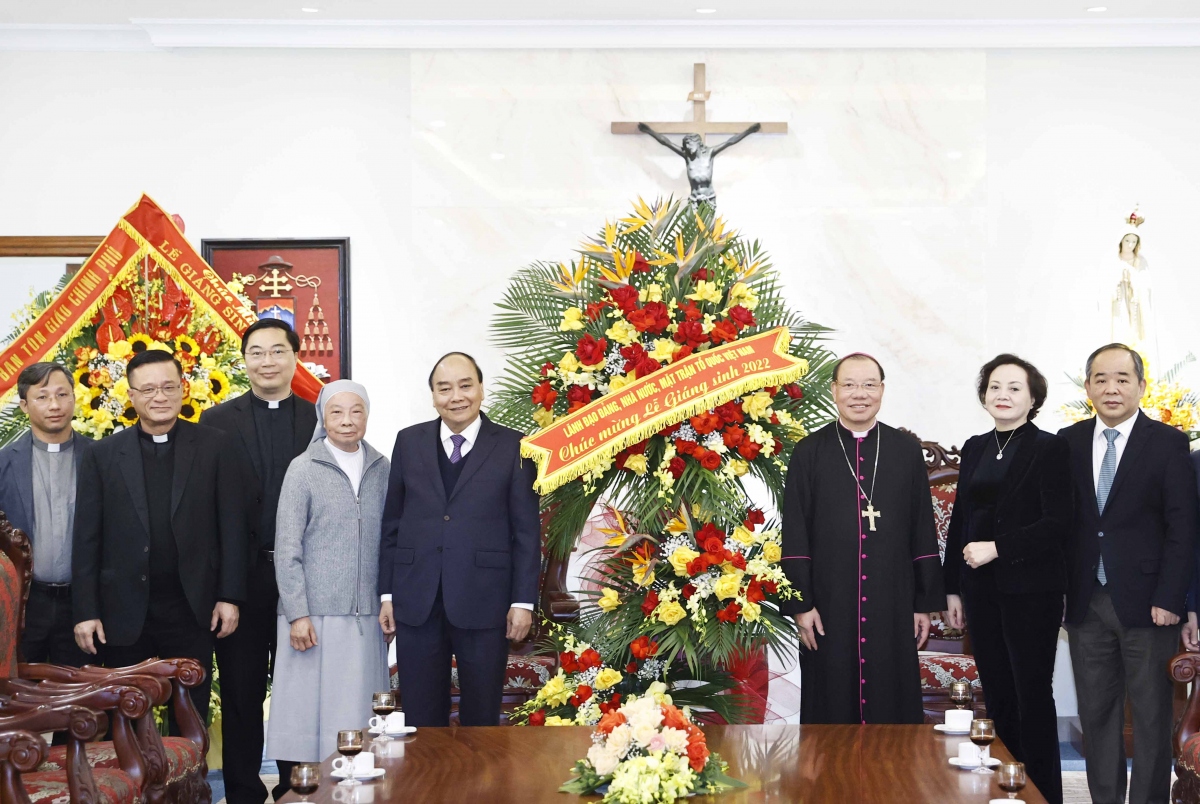 Chủ tịch nước Nguyễn Xuân Phúc chúc mừng Giáng sinh 2022 Tòa Tổng giáo phận Hà Nội. 
