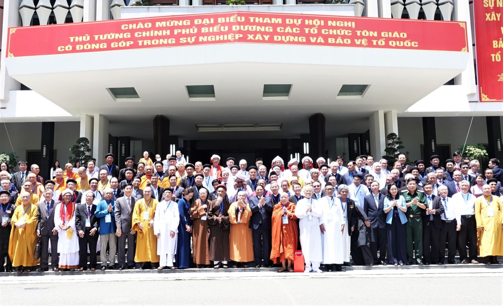Thủ tướng Chính phủ Phạm Minh Chính chụp ảnh lưu niệm với các chức sắc và đại diện các tổ chức tôn giáo tham dự hội Hội nghị biểu dương các tổ chức tôn giáo có đóng góp trong sự nghiệp xây dựng và bảo vệ Tổ quốc. 