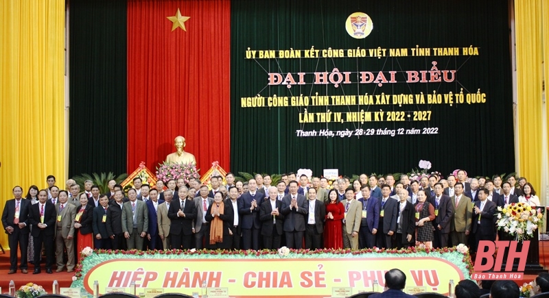 Các đồng chí lãnh đạo Trung ương, tỉnh chụp ảnh lưu niệm với các ủy viên Ủy ban ĐKCG tỉnh Thanh Hóa khóa IV, nhiệm kỳ 2022-2027.