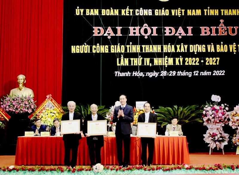 Thay mặt UBTƯ MTTQ Việt Nam, Phó Chủ tịch Phùng Khánh Tài đã tặng Bằng khen cho 1 tập thể, 2 cá nhân thuộc Ủy ban ĐKCG tỉnh Thanh Hóa đã có nhiều thành tích trong tham gia các hoạt động của Ủy ban ĐKCG các cấp, góp phần xây dựng khối đại đoàn kết toàn dân tộc nhiệm kỳ 2015-2022…