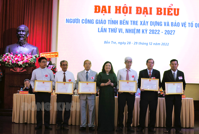 Phó bí thư Thường trực Tỉnh ủy - Chủ tịch HĐND tỉnh Hồ Thị Hoàng Yến trao bằng khen của UBND tỉnh cho các tập thể.