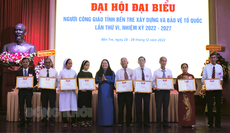 Chủ tịch Ủy ban MTTQ Việt Nam tỉnh Nguyễn Thị Hồng Nhung trao bằng khen của Ủy ban MTTQ Việt Nam tỉnh cho các tập thể, cá nhân.