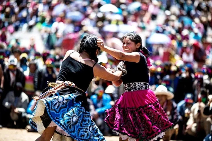 Cứ vào ngày 25/12, Peru sẽ tổ chức lễ hội Takanakuy bằng âm nhạc, nhảy múa và nhiều trận đánh nhau tay bo