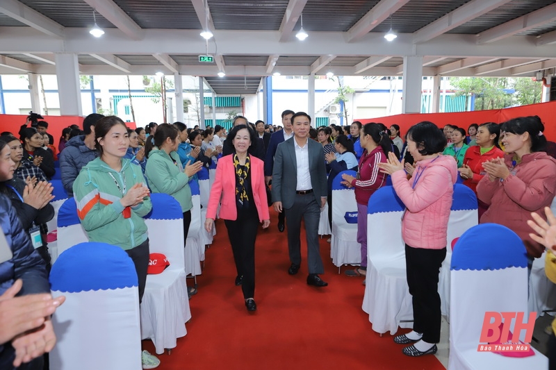 Trưởng Ban Tổ chức Trung ương Trương Thị Mai đến thăm, tặng quà tết cho công nhân nghèo tại Công ty TNHH Giầy Roll Sport Việt Nam.