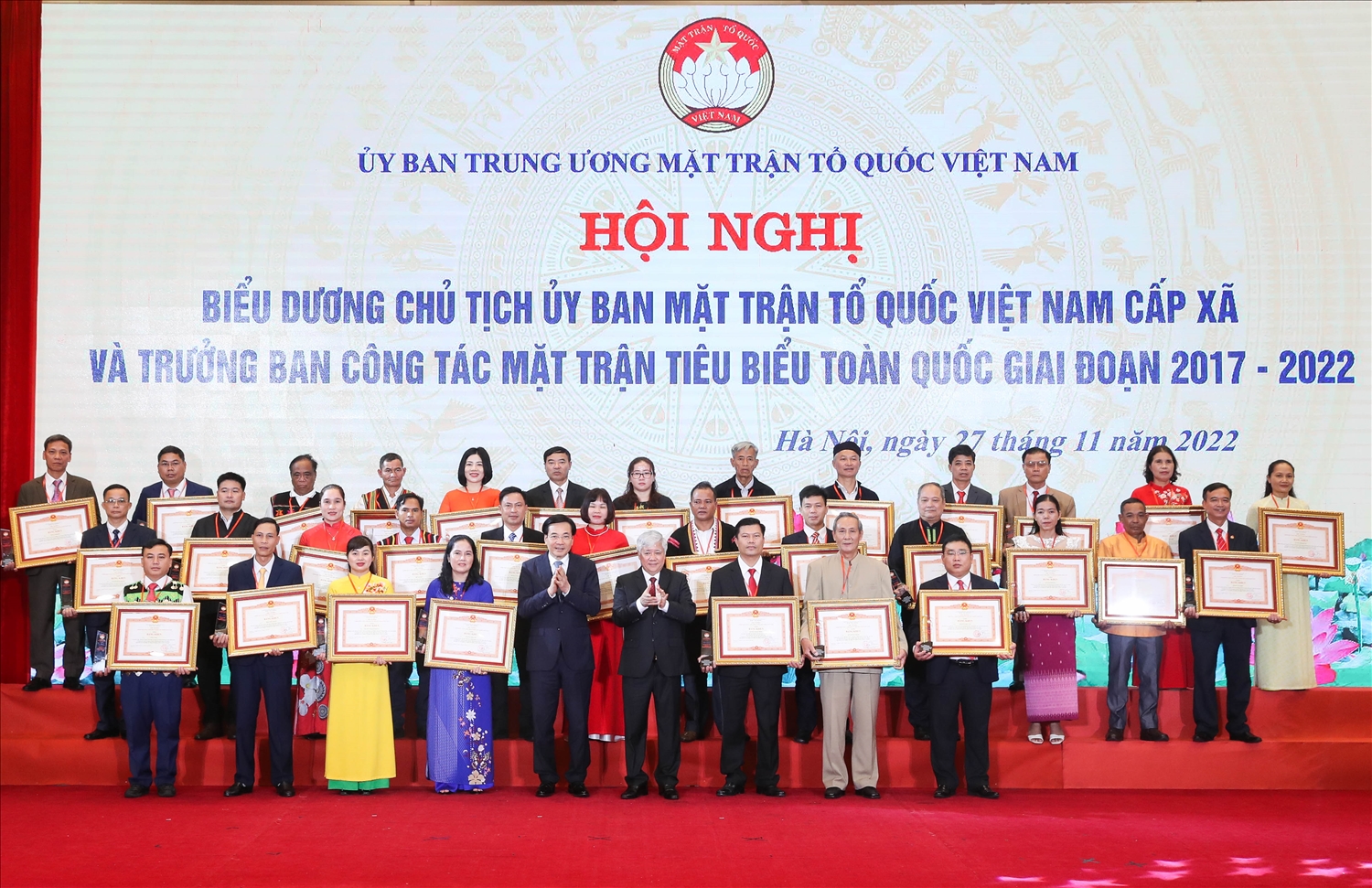 Bí thư Trung ương Đảng, Chủ tịch Ủy ban Trung ương MTTQ Việt Nam Đỗ Văn Chiến trao tặng Bằng khen của Thủ tướng Chính phủ và biểu trưng cho 63 điển hình là Chủ tịch Ủy ban MTTQ Việt Nam cấp xã và Trưởng ban công tác Mặt trận tiêu biểu giai đoạn 2017 - 2022.	