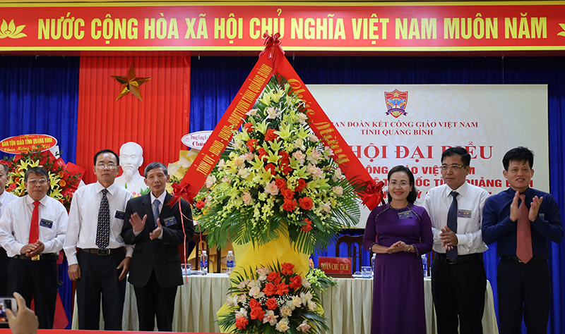 Lãnh đạo tỉnh Quảng Bình tặng lẵng hoa chúc mừng UBĐKCG Việt Nam tỉnh Quảng Bình. và lnh mục Micae Hồ Thái Bạch. 