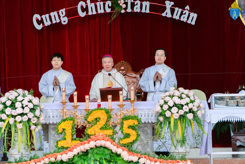 Quang cảnh thành lễ. 