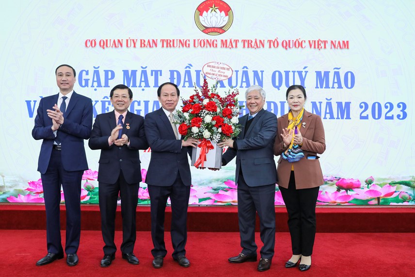 Ban Thường trực UBTƯ MTTQ Việt Nam tặng hoa chúc mừng ông Lê Tiến Châu.
