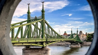 Cây cầu  hơn 100 năm tuổi bắc qua sông Danube thơ mộng