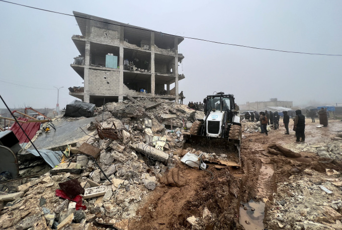 Lực lượng cứu hộ tìm kiếm người sống sót sau trận động đất ở thị trấn Jandaris, tỉnh Aleppo, tây bắc Syria, nơi phe đối lập đang kiểm soát, ngày 6/2.