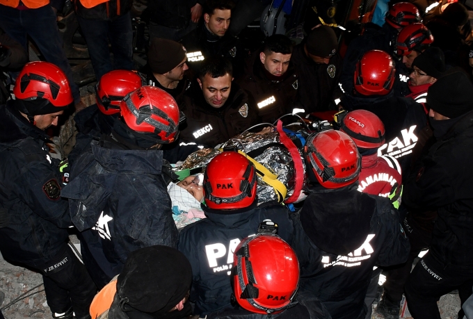 Đội cứu hộ giải cứu người mắc kẹt do động đất ở Kahramanmaras, Thổ Nhĩ Kỳ ngày 10/2.
