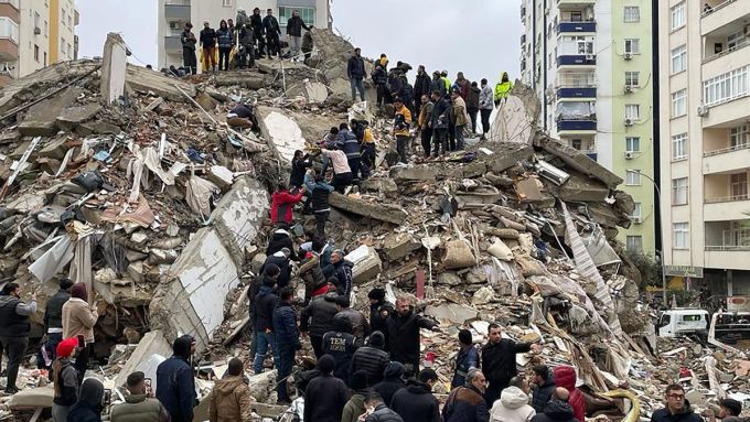 Ngôi nhà cao tầng ở Adana, Thổ Nhĩ Kỳ, sụp đổ sau trận động đất,