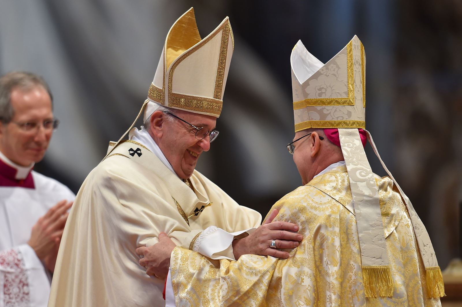 Đức Thánh Cha Phanxicô (trái) chúc mừng tân Gám mục Peter Bryan Wells, trong lễ tấn phong của ngài vào ngày 19/3 /2016, tại Vương Cung Thánh Đường Thánh Phêrô ở Vatican.