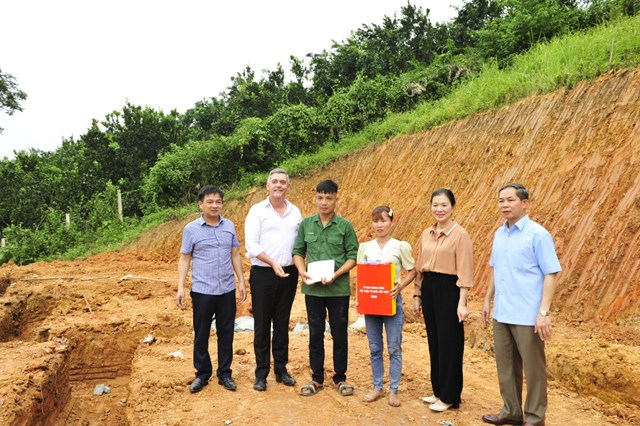 Phó Chủ tịch Trương Thị Ngọc Ánh tặng quà gia đình có hoàn cảnh khó khăn tại xã Đội Bình, huyện Yên Sơn, tỉnh Tuyên Quang.