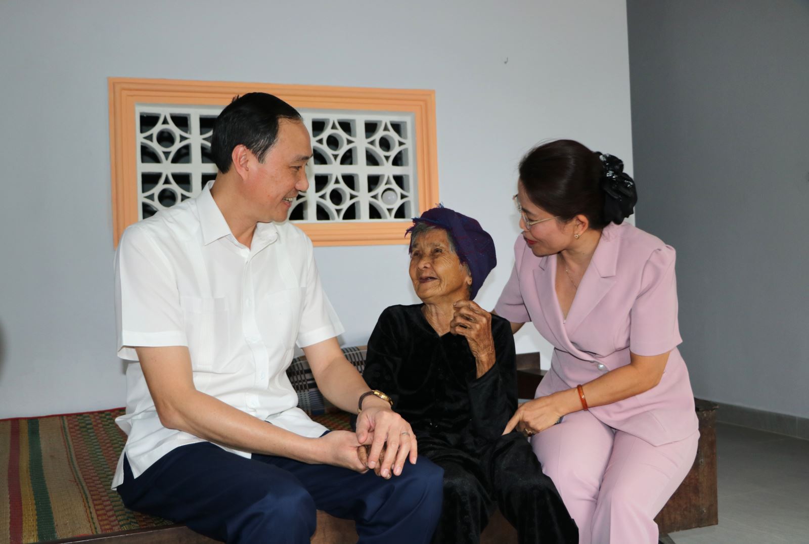 Phó Chủ tịch Phùng Khánh Tài thăm gia đình hộ nghèo trên địa bàn xã Phước Nghĩa, huyện Tuy Phước, tỉnh Quảng Ngãi.